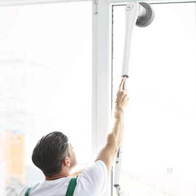 Limpiando un ventanal con el cepillo de limpieza eléctrico Tilswall